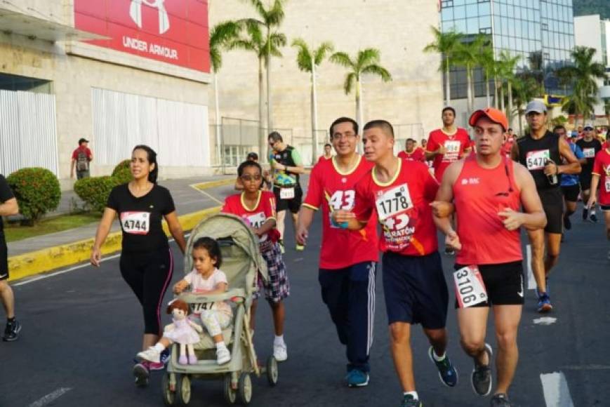 Familias enteras como todos los años formaron parte de la Maratón.