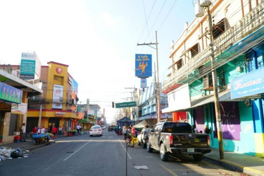 Vista de la Tercera Avenida de San Pedro Sula, que hace solo unos días atrás fue escenario de enfrentamientos y saqueos.