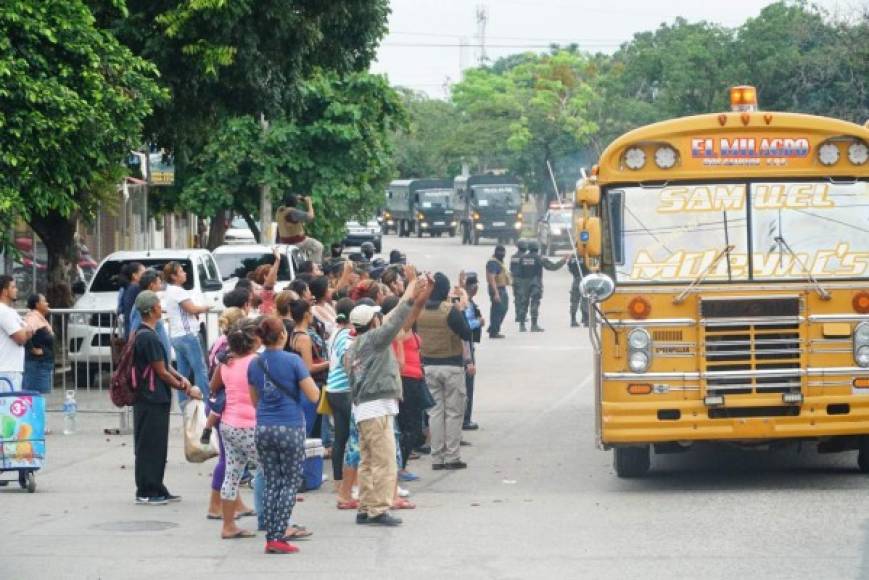 Los seres queridos despedían cada bus esperando ver a su pariente.