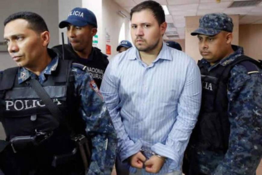 'Maté a un abogado': Paredes Vélez<br/><br/>A finales de 2015, agitado y con sus manos, cara, ropa y zapatos manchados de sangre, Rigoberto Paredes Vélez huyó del ascensor en cuyo interior estaba Eduardo Montes Manzano ya sin vida. <br/><br/>Uno de los guardias dijo que cuando vieron correr a Paredes le apuntaron con una pistola y le pidieron que se detuviera. Le preguntaron a Vélez qué había hecho y él les dijo: “Maté a un abogado”. <br/><br/>La relación de los hechos está respaldada con la declaración de unos cuatro testigos. El abogado Montes dijo, previo a ser asesinado, '¿Yo qué te hice? ¿Por qué me hacés esto?', según el relato de uno de los testigos que presenció el hecho.<br/>