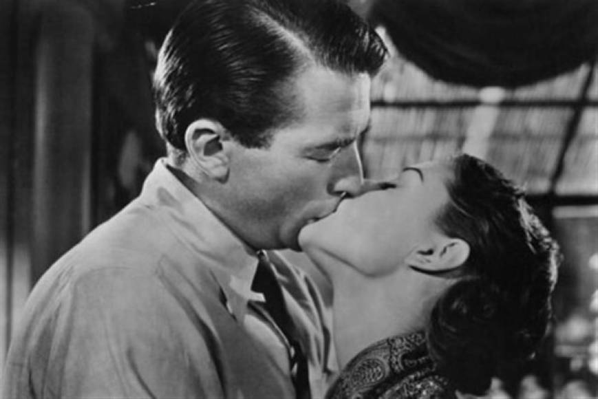 6. Casablanca. Humphrey Bogart e Ingrid Bergman también pasaron a la historia con otro de los grandes clásicos del mundo del cine en 1942. Un amor imposible que llegó a los más profundo del corazón de los espectadores que vieron como Ilsa confesaba su amor por Rick sellándolo con un beso.