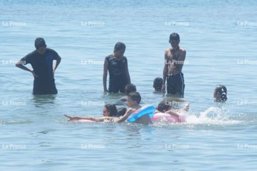 Ya se puede apreciar a decenas de familias disfrutar de las aguas del océano Atlántico.