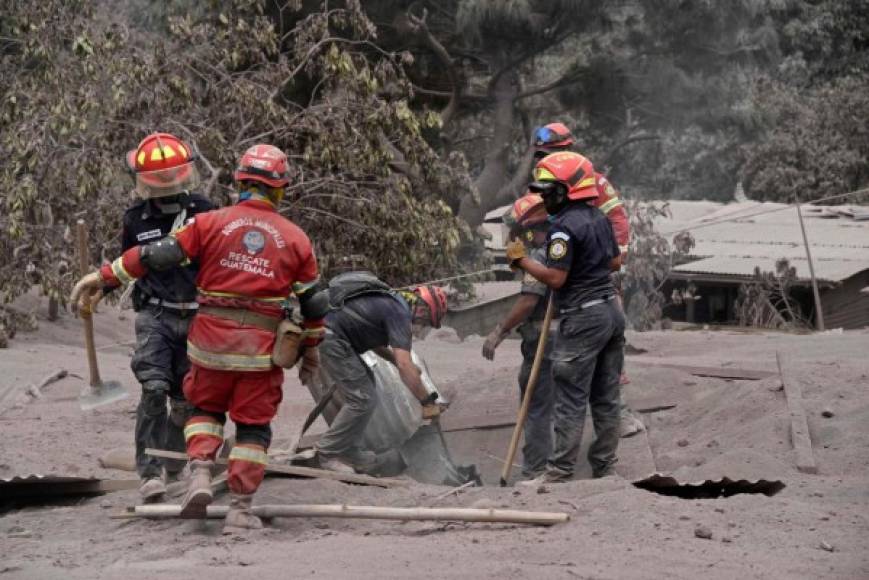 Los equipos de rescate se encontraron este martes con una de las escenas más desgarradoras de la tragedia en Guatemala.<br/><br/>En una vivienda de San Miguel de Los Lotes, una de las comunidades sepultadas por la avalancha de ceniza, descubrieron los cuerpos de seis hermanitos abrazados, como resguardándose de la furia del volcán.
