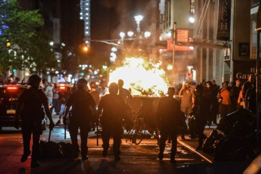 Las manifestaciones de ayer fueron 'mayoritariamente pacíficas' hasta la noche, cuando en diferentes puntos y en especial en una zona comercial del Bajo Manhattan, 'pequeños grupos violentos' destrozaron escaparates y saquearon tiendas y hubo en torno a unos 400 arrestos, según cifras provisionales del responsable del departamento de policía, Dermot Shea.