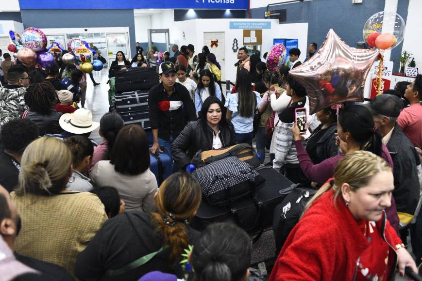 En entrevista con LA PRENSA, Ricardo Martínez, director del Servicio Aeroportuario Nacional (SAN), informó que se espera que más de 100,000 personas viajen a través del aeropuerto Ramón Villeda Morales en diciembre, por lo que prevé que la afluencia de viajeros aumente en las próximas semanas.