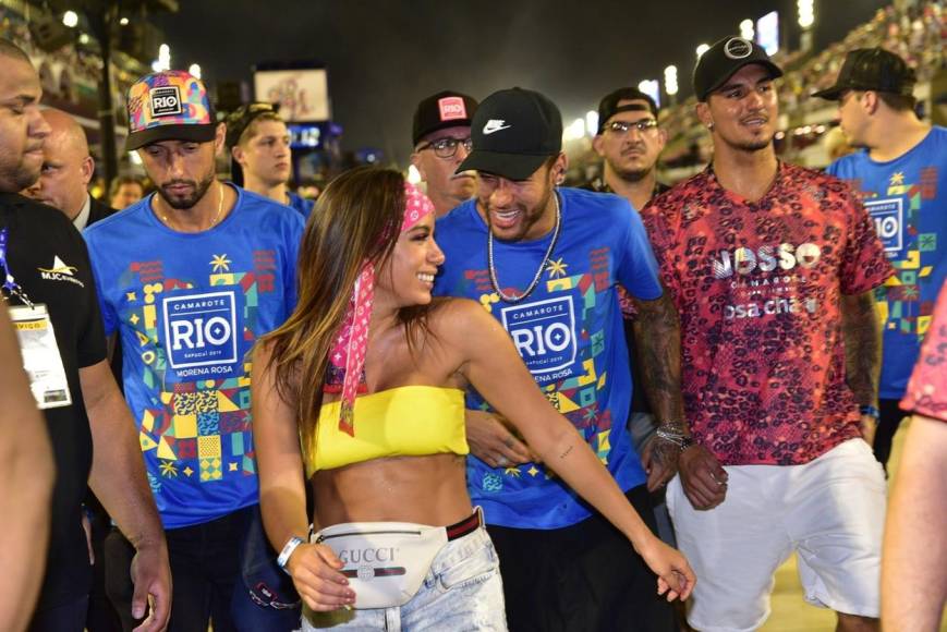 A pesar de haber sufrido una grave lesión en febrero de 2019, Neymar optó por disfrutar del carnaval brasileño acompañado de amigos y la cantante Anitta.