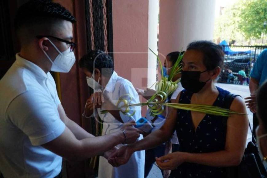 Para ingresar a la misa precedida por monseñor Ángel Garachana, los fieles utilizaron de manera estricta la mascarilla y además, se les tomó la temperatura. <br/>