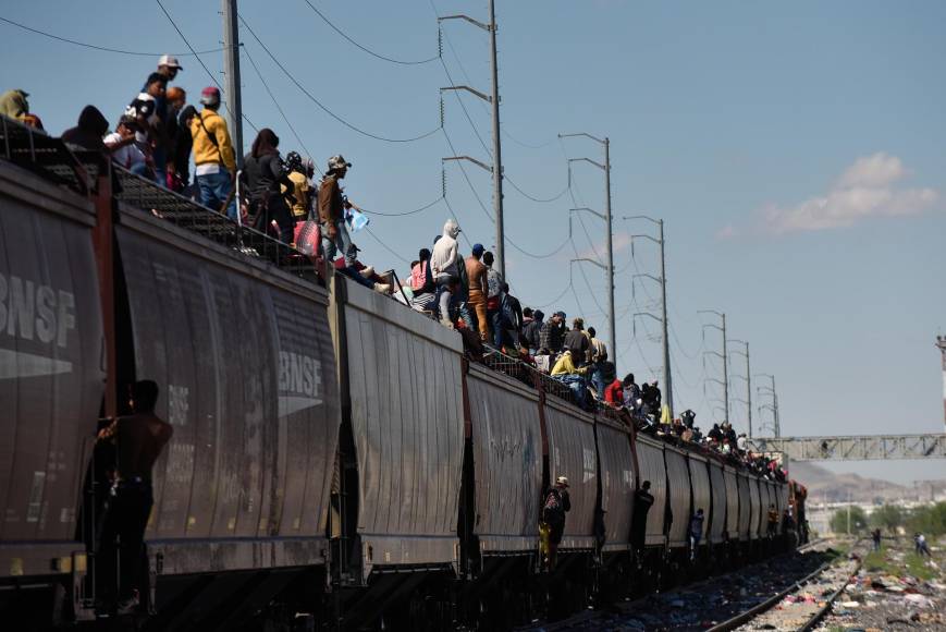 Desesperación en la Frontera: Miles de migrantes varados en el Río Bravo