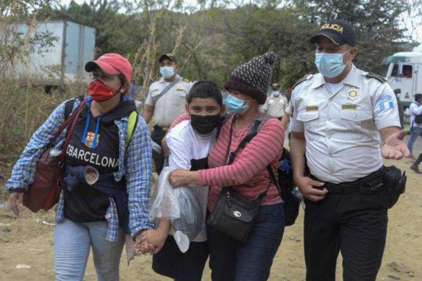 El contingente policial avanzó sobre la masa haciendo un fuerte ruido mediante el golpe de sus macanas contra escudos, logrando que muchos migrantes retrocedieran y otros corrieran hacia los lados, dispersándose dentro del pueblo, pero aún en territorio guatemalteco.