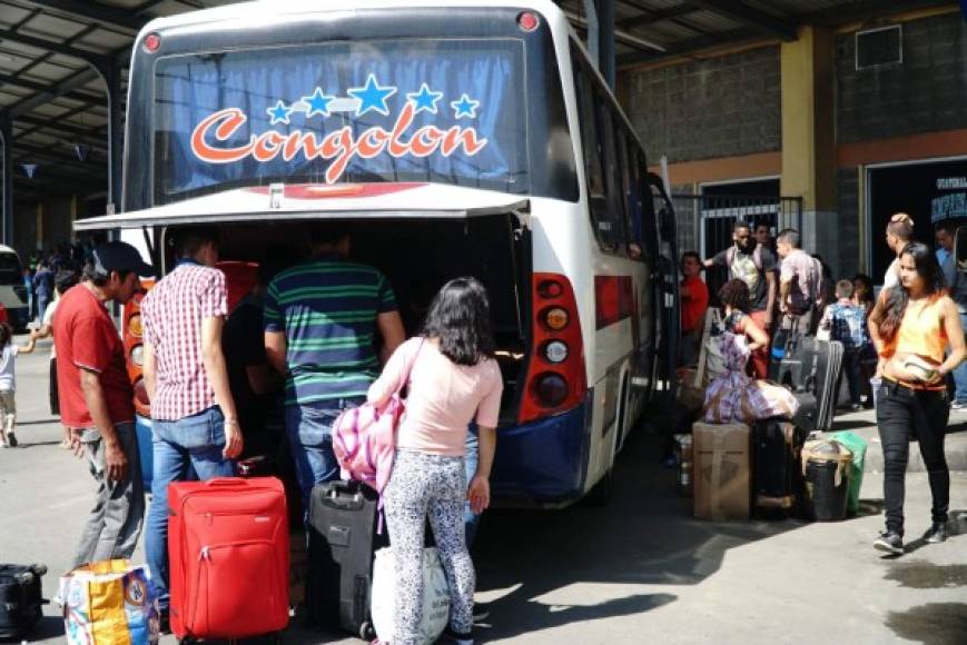 En los malesteros de los buses no alcanzaban el equipaje de los viajeros.