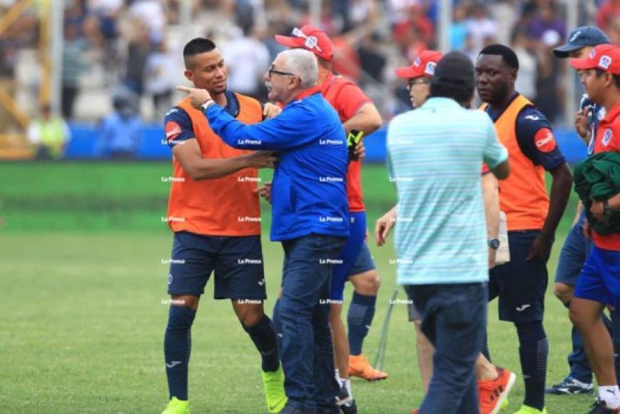 Manuel Keosseián tratando de ser controlado por el delantero Marco Tulio Vega del Motagua.