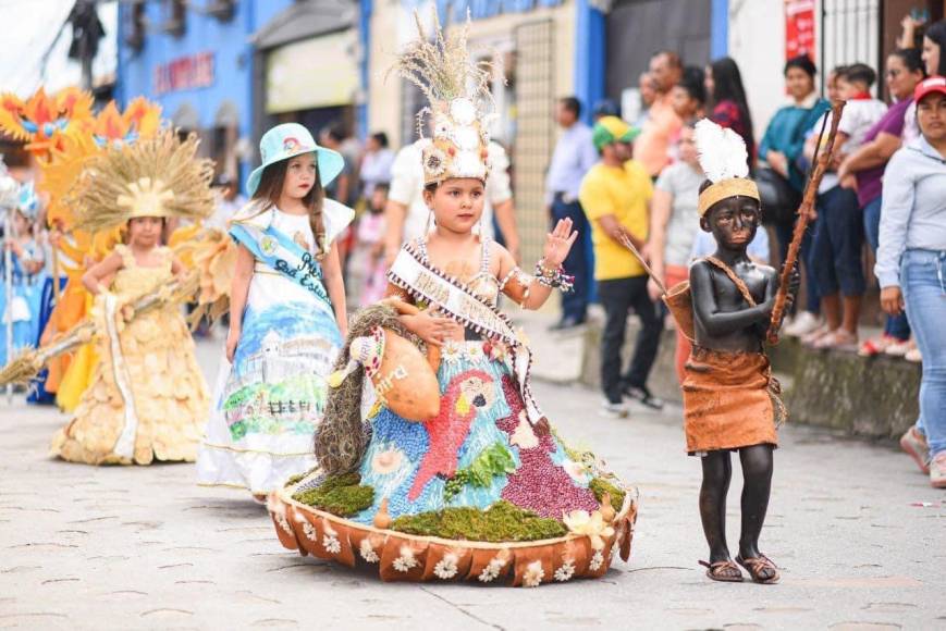Un desfile similar fue hecho por estudiantes de los principales centros educativos de Gracias, Lempira, y las comunidades más representativas de la cultura lenca para conmemorar el día de la Identidad Nacional.