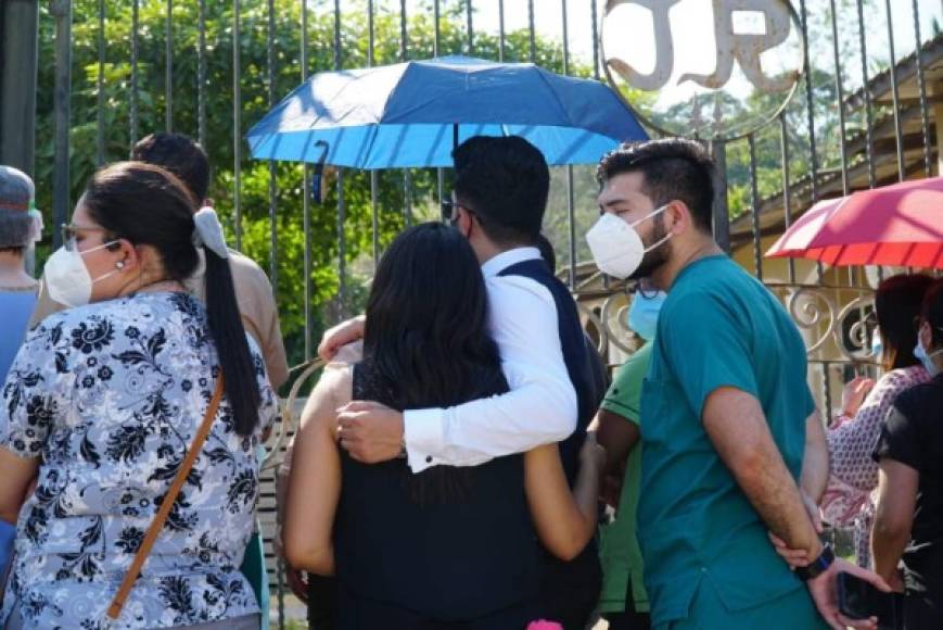 Los presentes elevaron una plegaria por el doctor Cuéllar, uno de los médicos más jóvenes (27 años) en fallecer por causa del coronavirus en Honduras.