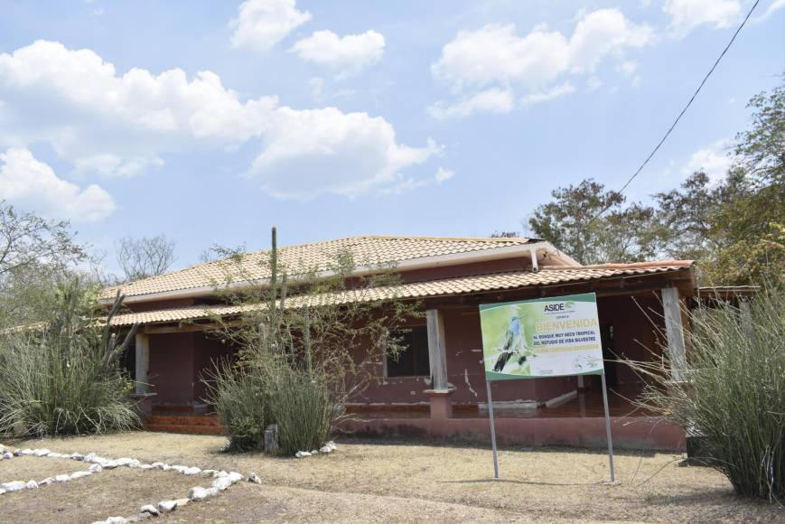 El Refugio de Vida Silvestre es co-manejado por la ONG, privada Aside. Aquí hay un centro de información y alojamiento para los visitantes.