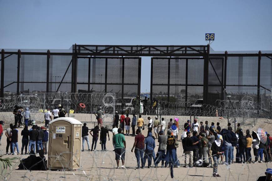 Esto significa un mayor riesgo de deportación para migrantes como Rendón, quien pasó por ocho países hasta llegar a este campamento de unas 700 personas que llevan cuatro días esperando para cruzar en la puerta 36 del muro fronterizo entre Juárez y El Paso.