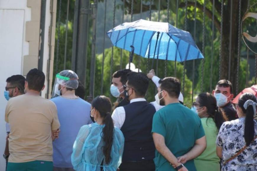 Guardando una prudente distancia, amigos, compañeros y familiares se congregaron en el lugar de descanso final para dar el último adiós al joven galeno.