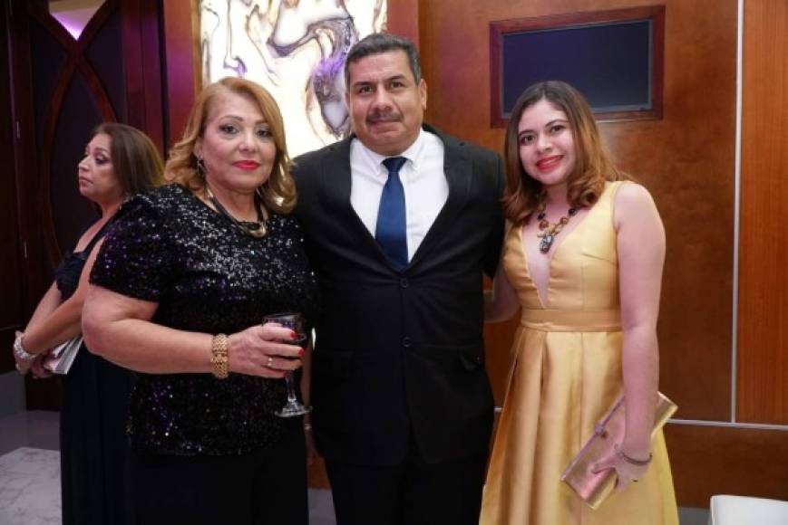 Rita y José Meza con Xiomara Pinto.