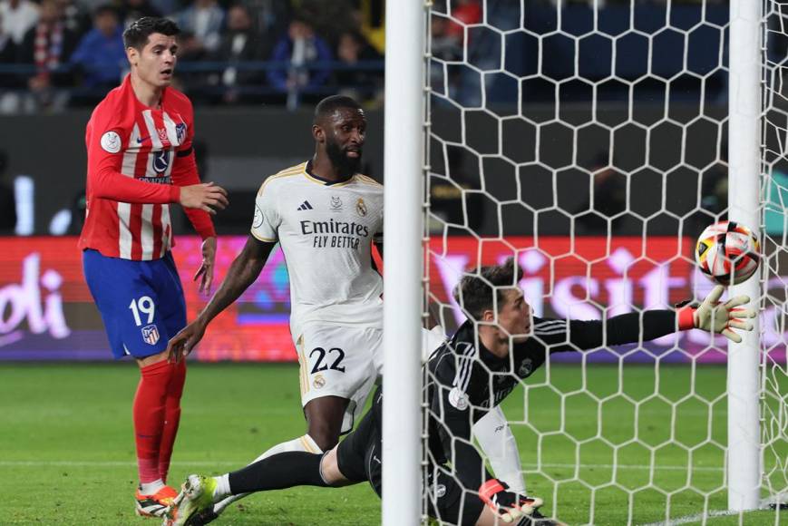 Kepa Arrizabalaga salió mal en esta jugada con Álvaro Morata, el balón le terminó rebotando a Rüdiger y acabó en el fondo del arco para el 2-3 del Atlético.