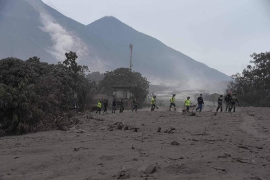 El Instituto Nacional de Sismología, Vulcanología, Meteorología e Hidrología (Insivumeh) alertó que las barrancas de las faldas del volcán están llenas de material incandescente y que la principal amenaza son las lluvias que pueden provocar avalanchas hacia las comunidades asentadas en sus alrededores.