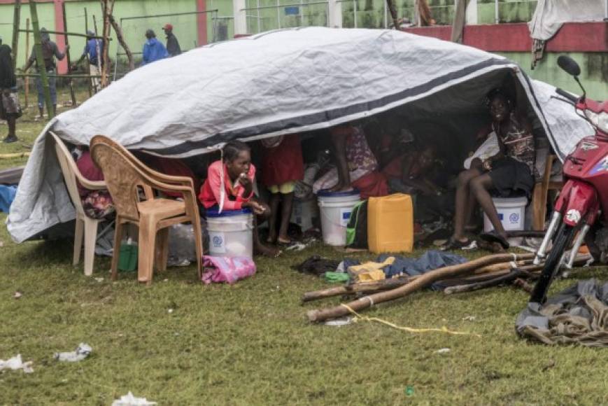 Empapados y exhaustos, los residentes no tenían más remedio que hacer sus necesidades en calles amenazadas por las inundaciones. En la ciudad de Los Cayos, más de 200 personas armaban refugios precarios en un campo de fútbol inundado, bajo un viento y una lluvia persistentes.