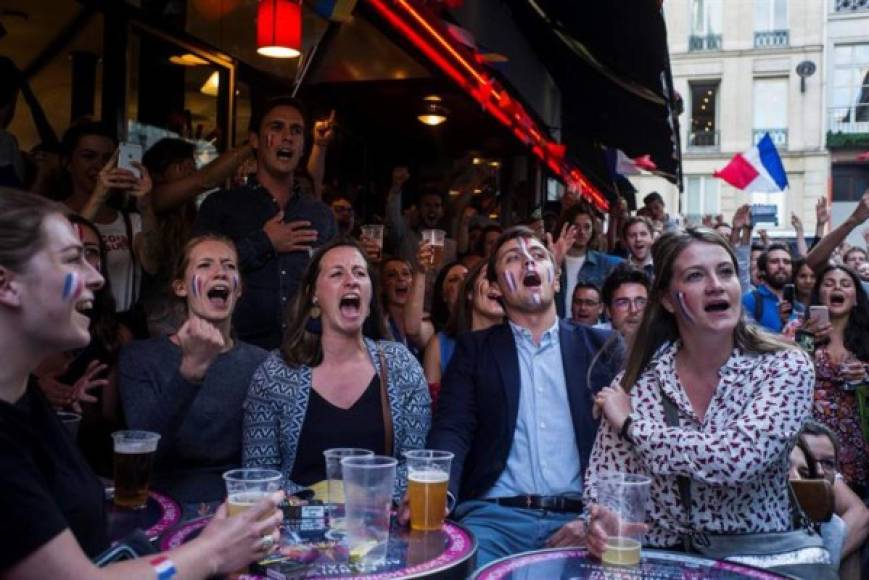La actividad comercial se disparó este martes en los bares y restaurates de París.