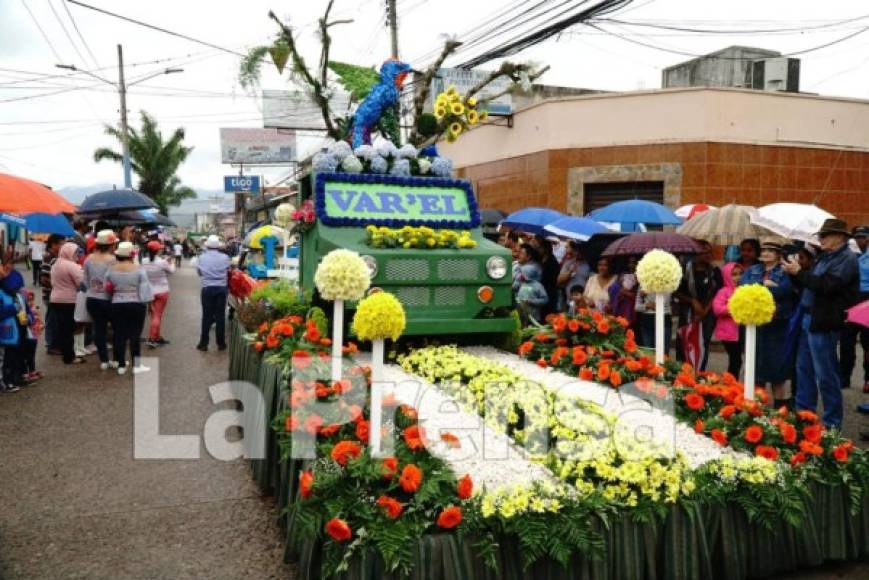 La creatividad quedó plasmada en las diferentes carrozas que fueron aclamadas por los presentes en el desfile.