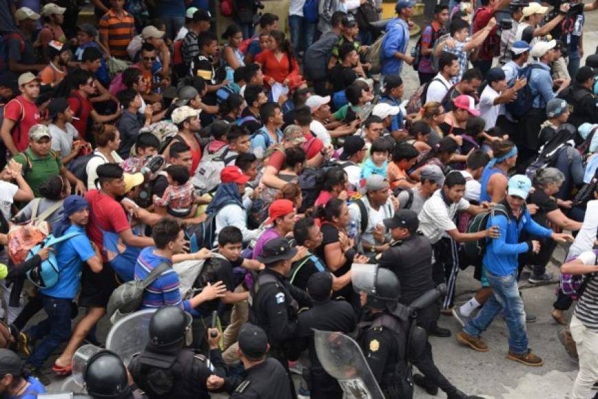 Miles de migrantes hondureños de la caravana que el sábado salió de San Pedro Sula, saltaron este viernes el cordón policial en Tecún Umán, un punto fronterizo entre México y Guatemala, y cruzaron a territorio mexicano. Foto AFP