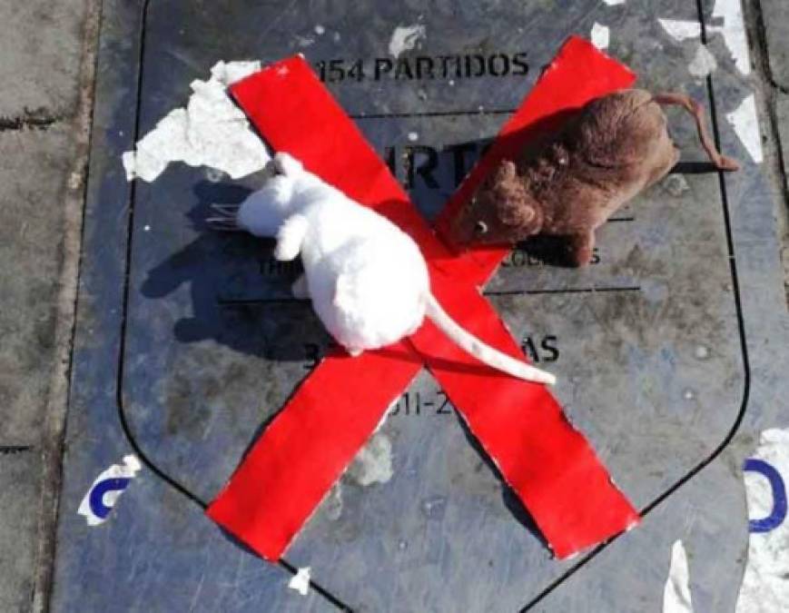 <br/><br/>La placa de Thibaut Courtois en el paseo de las leyendas del Wanda Metropolitano fue ensuciada en la previa del derbi por aficionados del Atlético de Madrid, que dejaron ratas de peluche y una cruz roja sobre ella.