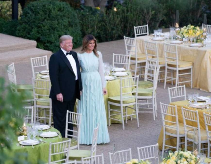 La cena tuvo lugar al aire libre en el emblemático Jardín Rose de la Casa Blanca, sobre cuyo césped se instaló una alfombra y mesas circulares y rectangulares para los invitados.