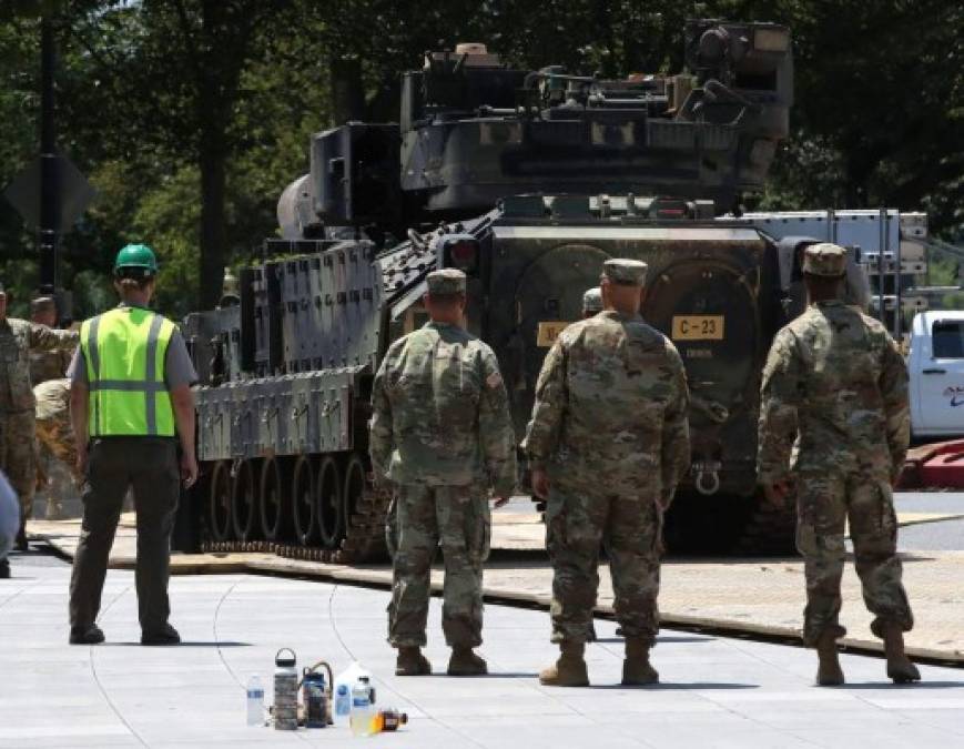 'Vamos a tener un gran 4 de julio en Washington. Será como ningún otro. Será especial. Yo estaré aquí, y diré algunas palabras. Y vamos a tener aviones sobrevolando, los mejores aviones de combate del mundo y otros aviones también. Y vamos a tener algunos tanques estacionados', detalló el magnate.