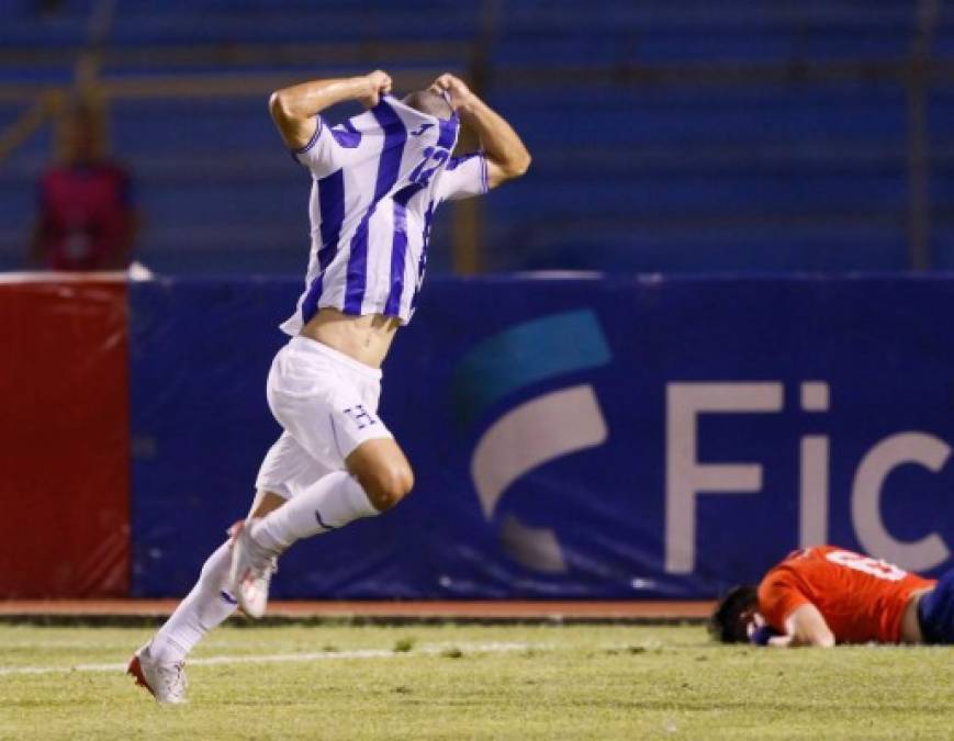 Jonathan Rubio quitándose la camiseta para celebrar su gol ante Chile.