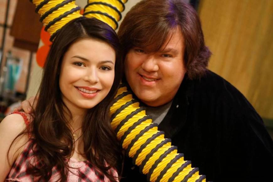 “Dan Schneider, un renombrado productor de programas televisivos, dedicó muchos años de su carrera a Nickelodeon. Durante su tiempo allí, fue fundamental en el lanzamiento al estrellato de varios jóvenes talentos, incluyendo a Drake Bell, Ariana Grande, Jennette McCurdy, Amanda Bynes, Miranda Cosgrove y Victoria Justice, entre otros nombres destacados de la industria del entretenimiento.”