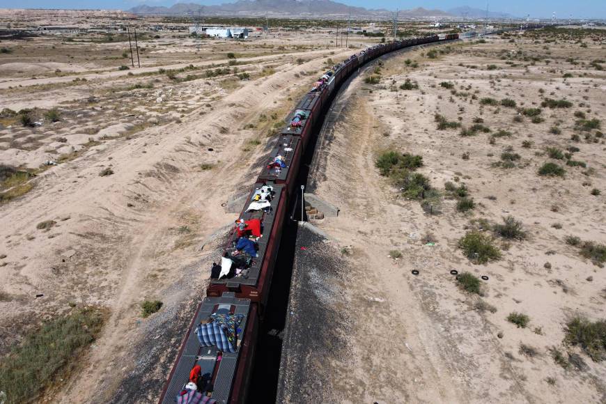 Fotografía aérea muestra hoy a migrantes mientras viajan sobre el tren "La Bestia". 