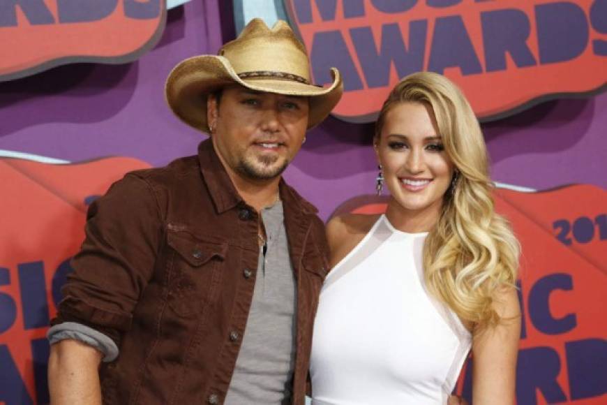 El cantante de country, Jason Aldean, fue fotografiado besando a Brittany Kerr, que no era su esposa, esto sucedido en 2012.