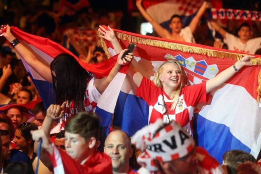 Esta bella aficionada de Croacia alzó la bandera de su país en el centro de Zagreb.