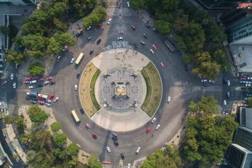 En el Ángel de la Independencia, emblemático monumento de la capital mexicana, pintaron las palabras 'Nos están matando' y denunciaron que 'la situación de vulnerabilidad de la prensa es insostenible'. AFP