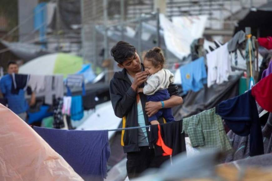 La mayoría duermen en improvisadas casas de campaña al aire libre y con limitados servicios sanitarios y, con la llegada de varios miles más, en condiciones de hacinamiento.