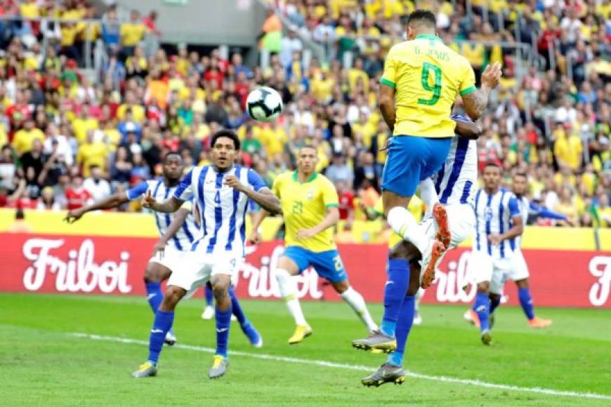 Brasil empezó ganando el partido con este cabezazo de Gabriel Jesus. Los hondureños solo se quedaron viendo.