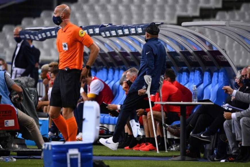 Incluso, Mbappé estuvo en el banco de suplentes viendo los últimos instantes del partido.