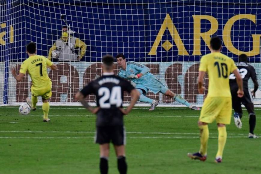 Gerard Moreno ejecutó su penal al minuto 76. Courtois le adivinó su disparo, pero no le pudo llegar al balón.