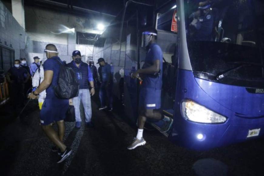 La llegada de los jugadores del Motagua al estadio Nacional, bien protegidos con máscaras para evitar contagiarse del coronavirus.