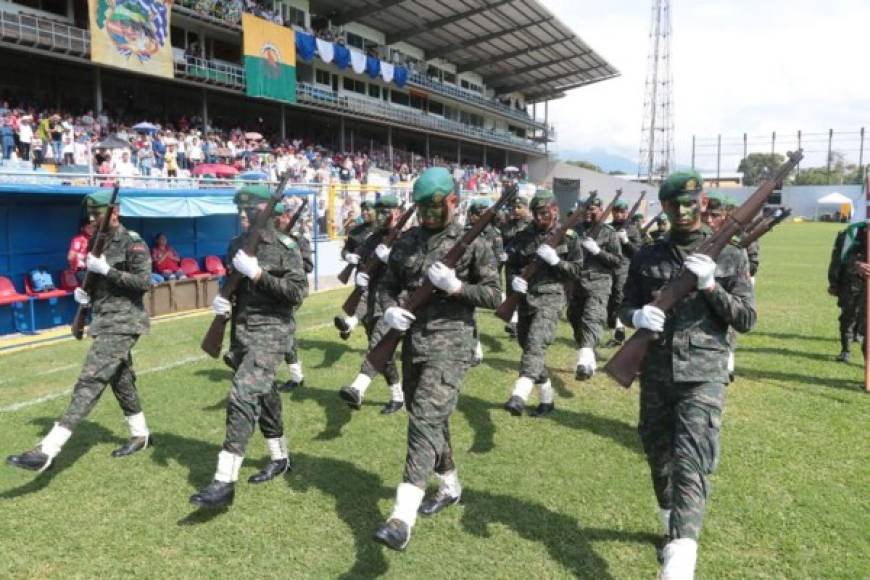 Otra gráfica de los militares mostrando sus rostros pintados.