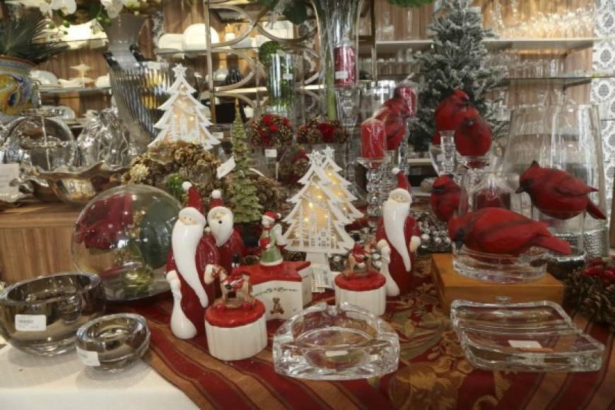 Los Santa Claus y los ornamentos navideños están por todas partes y son fabulosos para adornar el hogar.