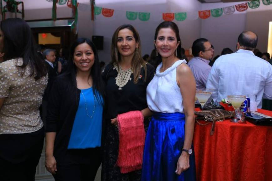 Mónica Ramírez con Isabel y Yolanda López.