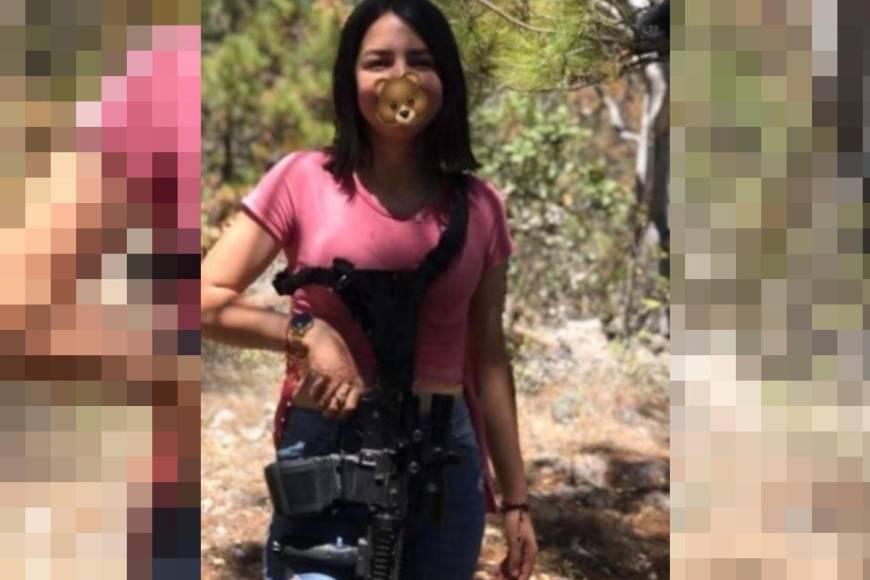 En una de sus fotos subidas a redes sociales carga un fusil de asalto.