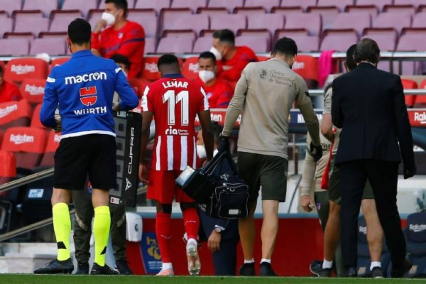 Thomas Lemar se fue lesionado en los primeros minutos del partido en el Atlético de Madrid.
