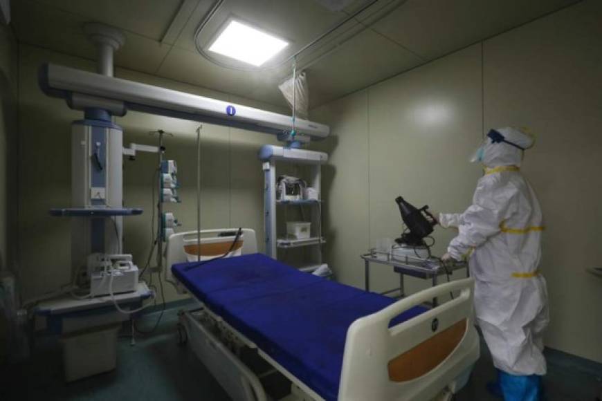 Los hospitales de Wuhan desinfectaron sus instalaciones para comenzar a atender a los pacientes que sufren otras dolencias.
