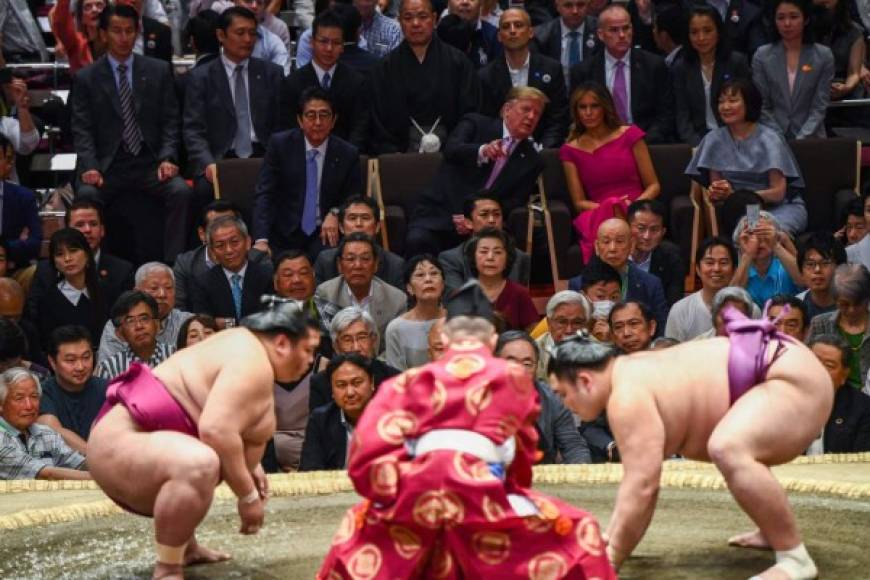 El acto se desarrolló en la arena tokiota de Ryogoku Kokugikan, el principal escenario de sumo del país, que tuvo que ser adaptado parcialmente para sentar en sillones especiales a Trump y al primer ministro nipón, Shinzo Abe, acompañados de sus esposas.
