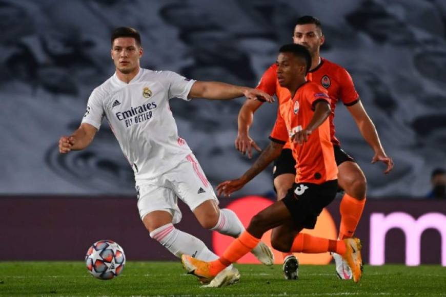 Luka Jovic - Es otro de los fuertes señalados. El serbio dispuso de su tercera titularidad esta temporada contra el Shakhtar. El trote del balcánico que desprende una ausencia de ganas no le ayudó a reivindicarse. Igual que sus escasas aportaciones en los 58 minutos que estuvo sobre el terreno de juego. No da síntomas de querer triunfar en el Madrid. Estuvo desaparecido.