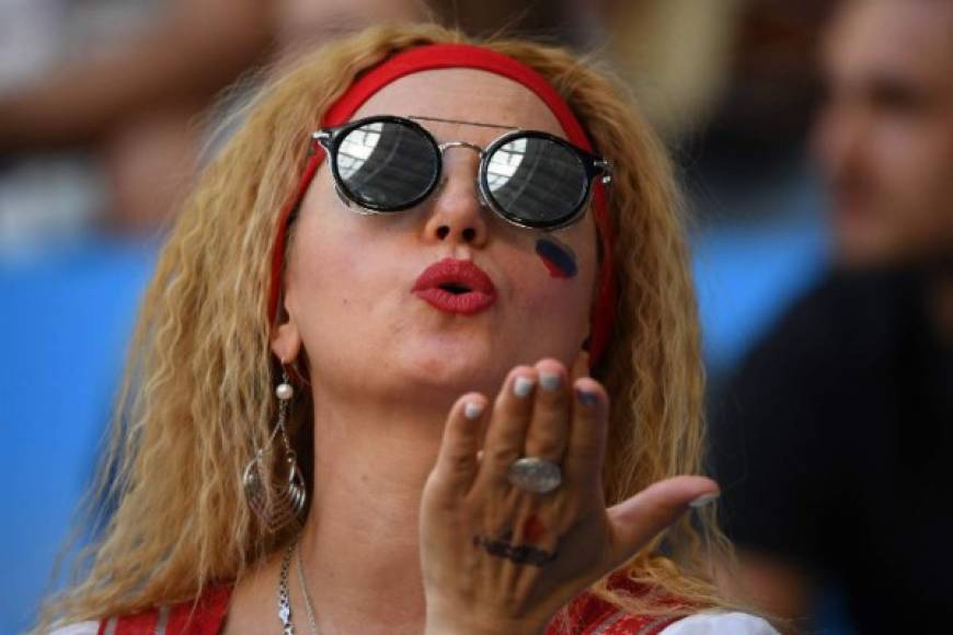 Una aficionada de Serbia lanza un beso a las cámaras.